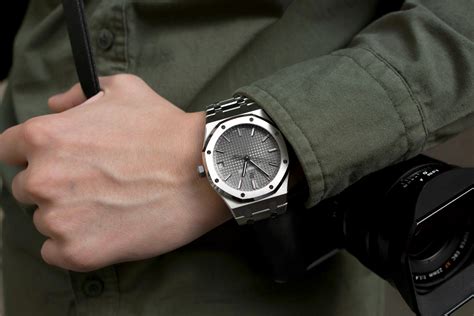 A Week On The Wrist: The Audemars Piguet Royal Oak Ref..